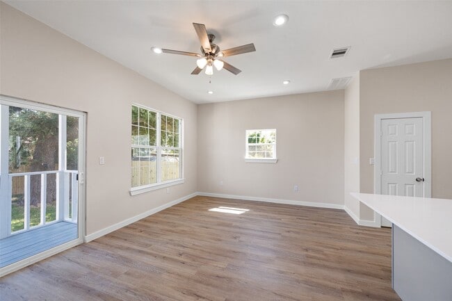 Building Photo - 9409 Clinton Dr