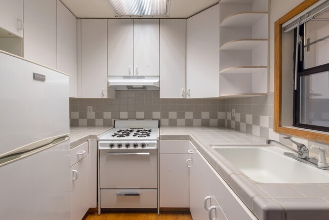 Building Photo - 3 Home Pl E