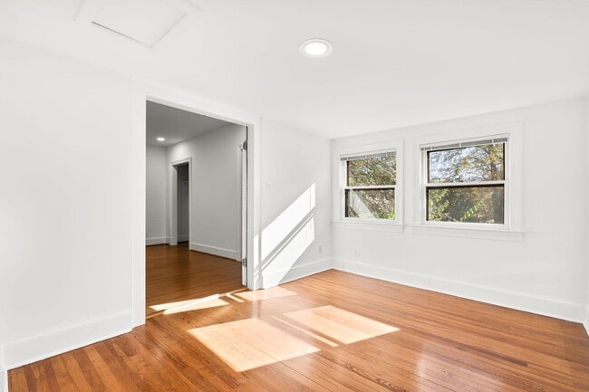 Building Photo - 3 Bed 3.5 Bath - Chevy Chase Colonial - Mo...