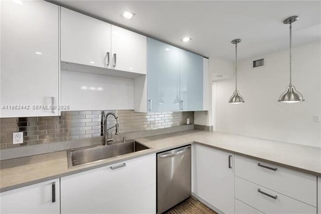 Building Photo - 100 Bayview Dr
