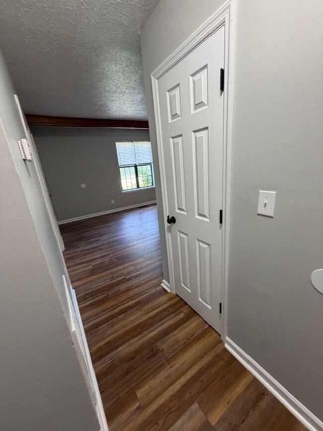 Building Photo - 431 Sentry Oaks Dr
