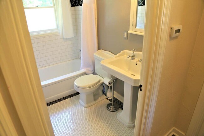 Building Photo - Charming 2 bed 1 bath Furnished, Utilities Included