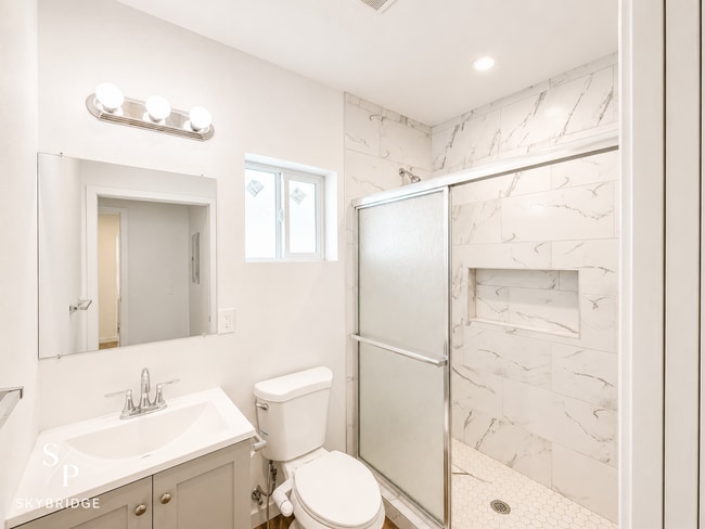 Building Photo - Charming 1-Bedroom ADU with Hardwood Floors – Downey Living at Its Best!