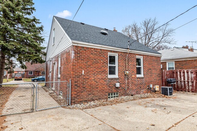 Building Photo - 6938 Fenton St