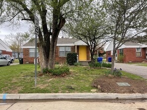 Building Photo - ADORABLE 2 BEDROOM DUPLEX FOR LEASE