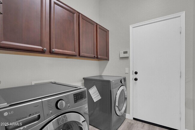 Building Photo - 10226 E Lakeview Ave