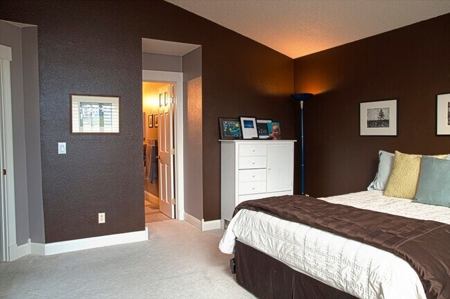 Building Photo - $0 DEPOSIT OPTION. CHARMING TWO-STORY TOWN...
