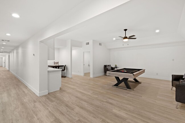 Building Photo - Meticulously renovated single-story contem...