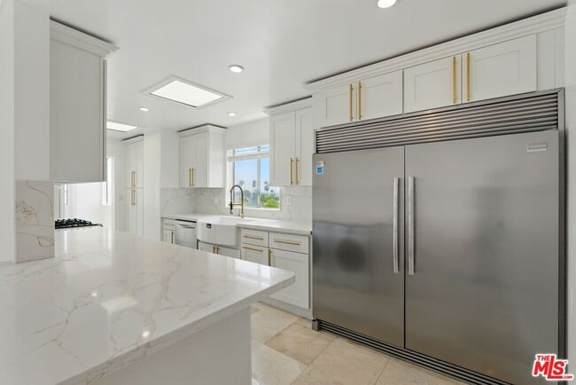 Building Photo - 321 N Oakhurst Dr