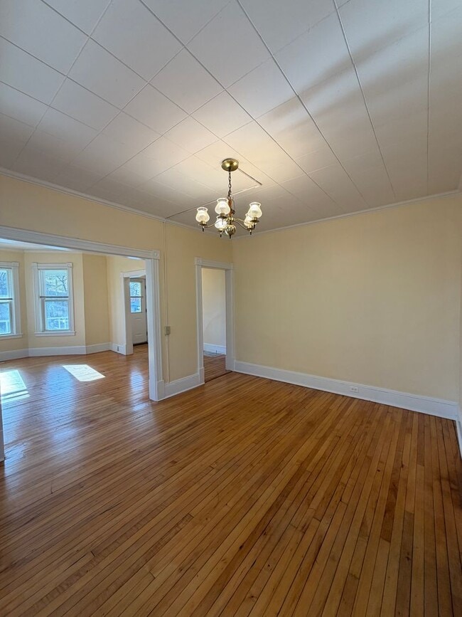 Building Photo - 27-29 Dalton Ave