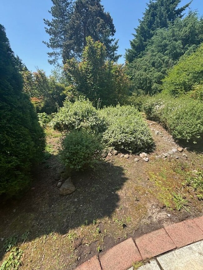 Building Photo - Bothell area Hollyhills location