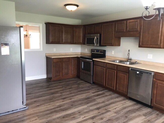 Building Photo - Beautiful Home in Indian Hills