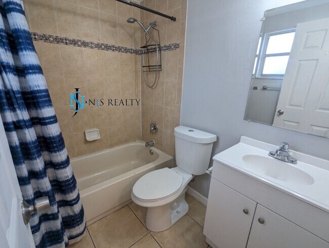 Building Photo - BEAUTIFUL, Large - 4/2 1500 Sq. Ft., Renov...