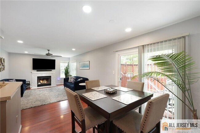 Building Photo - 160 Buttonwood Dr