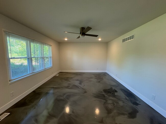 Building Photo - 4 Bedroom house with Second kitchen in basement
