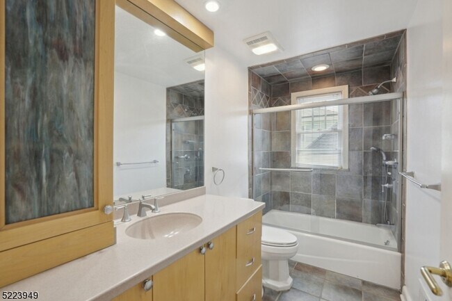 Building Photo - 24 Thackeray Dr
