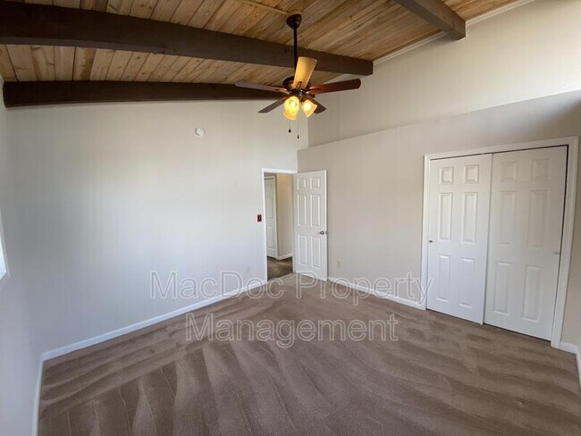 Building Photo - 3621 Lakeview Pkwy