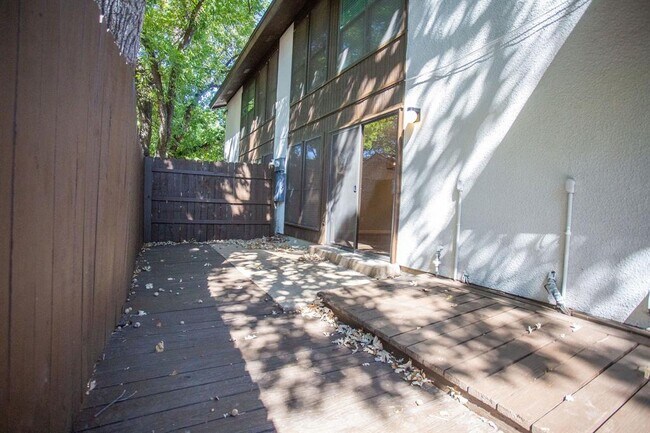 Building Photo - 2301 Mistletoe Dr