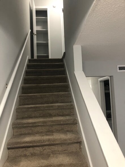 Building Photo - 1518 Crest Rd