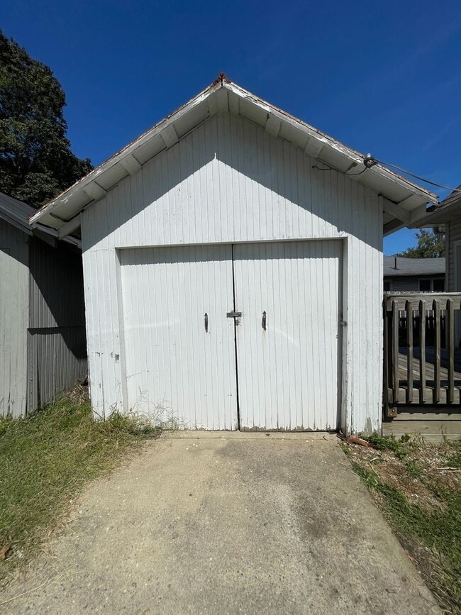 Building Photo - Spacious 3-Bedroom, 2-Bath Home – Great Lo...