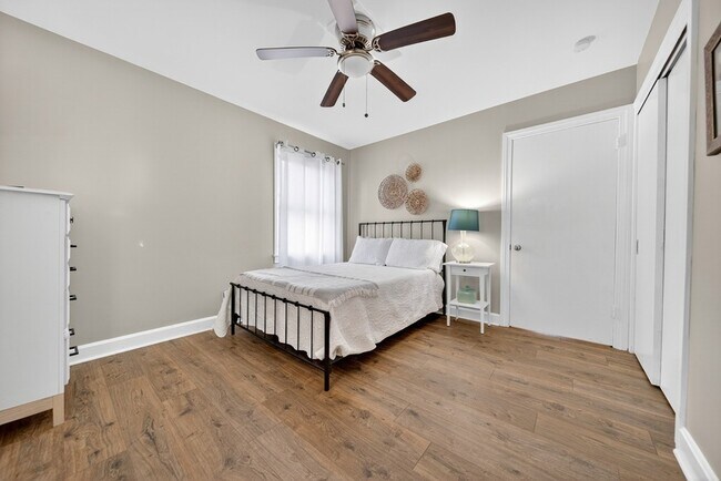 Building Photo - 147 Sunset Dr