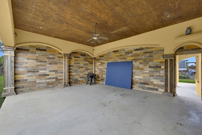 Building Photo - 825 Carpintero St