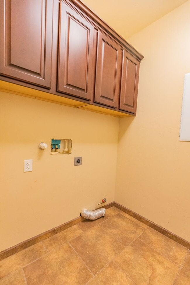 Building Photo - Beautiful Home in the Golf Course Area