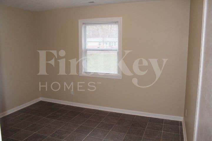 Building Photo - 9440 Port Royal Dr