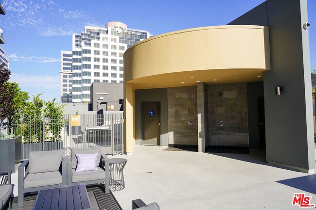 Building Photo - 520 N Central Ave