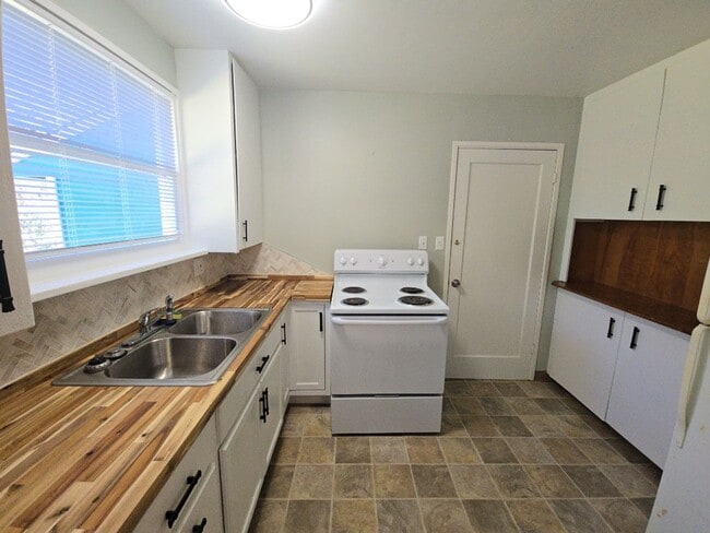 Building Photo - 2BD/1BA Pine Hill home on quiet road!