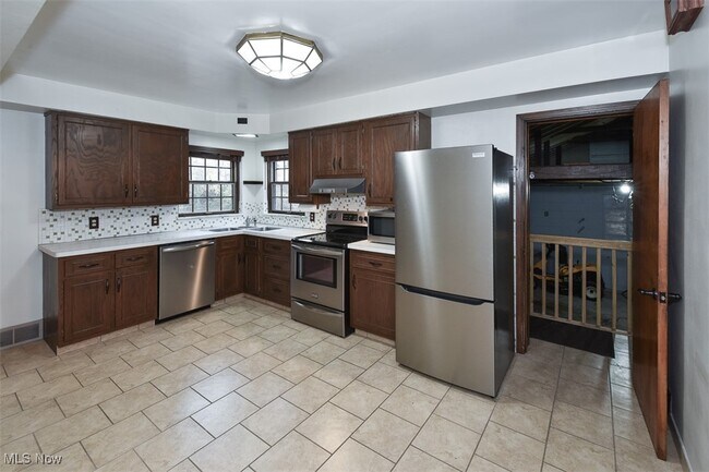 Building Photo - 21775 Hillsdale Ave