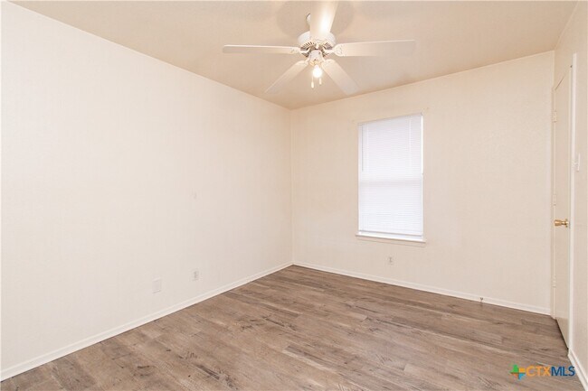 Building Photo - 2018 Cedarhill Dr