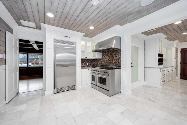 Building Photo - 4031 Fernwood Dr