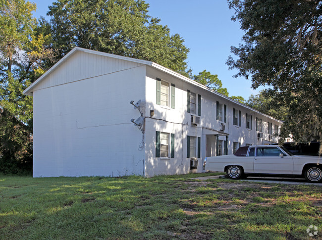 Building Photo - Oak Tree Court Apartments