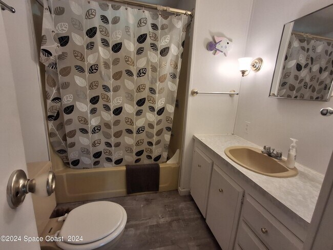 Building Photo - 909 Sequoia St