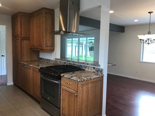 Building Photo - Single story 3 bed, 2 bath home with RV Ac...