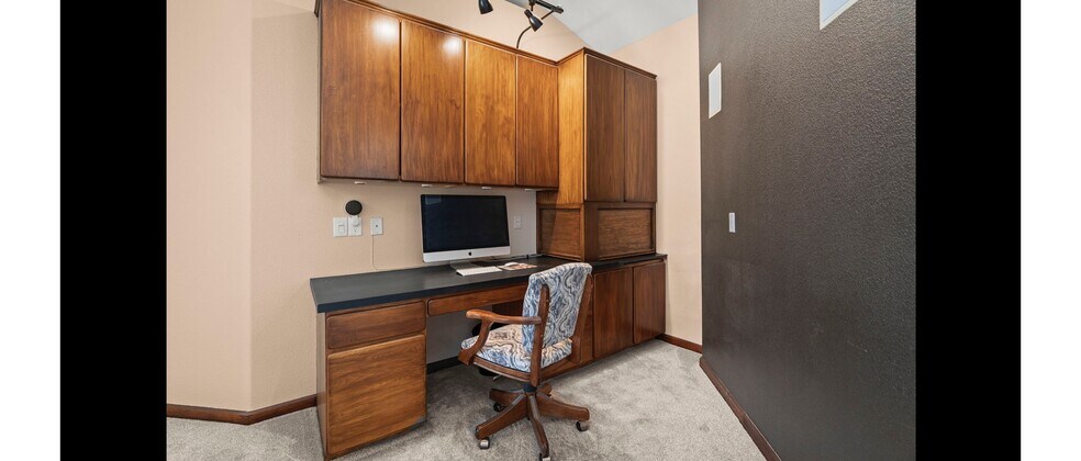 Building Photo - 4400 Mountaingate Dr