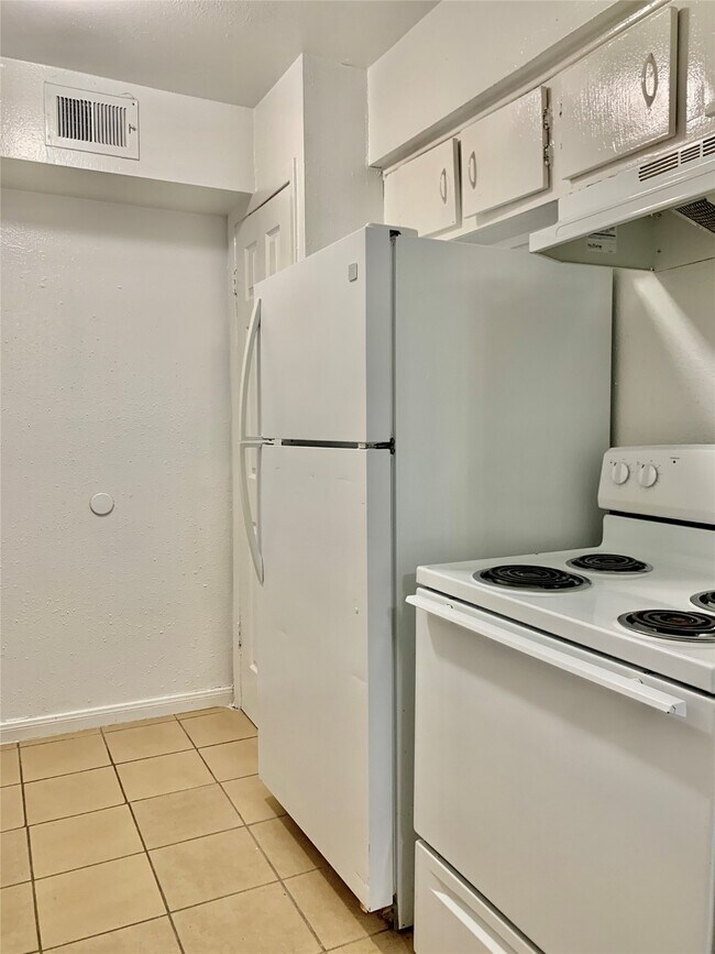 Building Photo - 9410 Grannis St