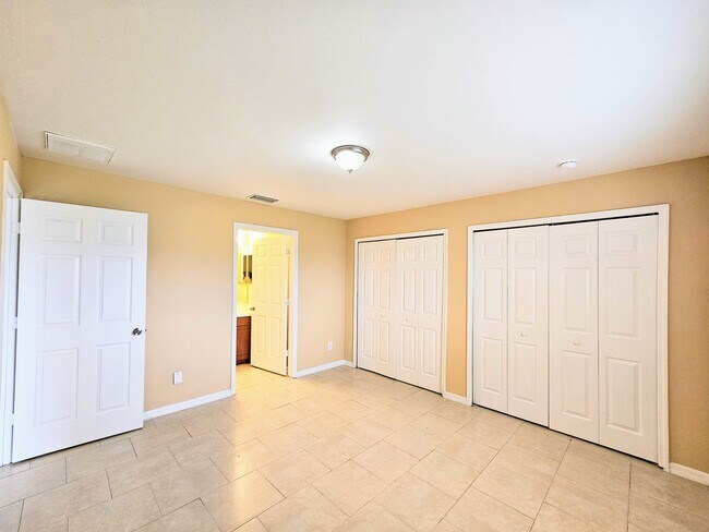 Building Photo - Move-in Ready 3 BR & 2 BA