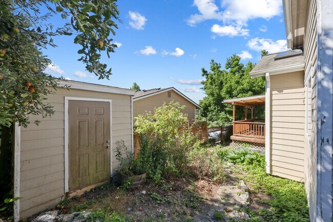 Building Photo - 2720 Sq. Ft. Character Home in downtown Ol...