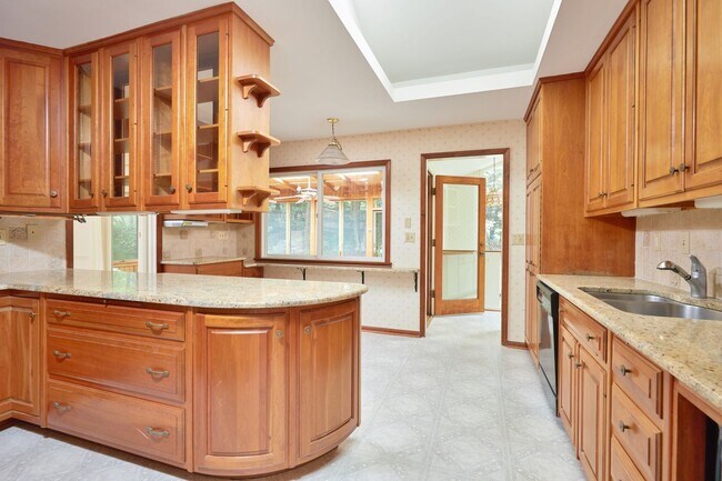 Building Photo - Sparkling and Spacious