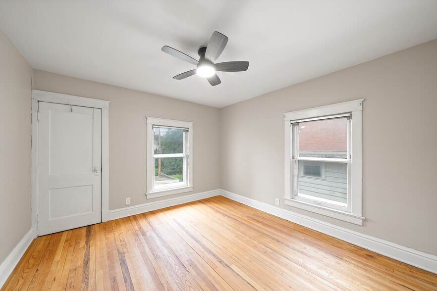 Building Photo - 834 W 39th Ter