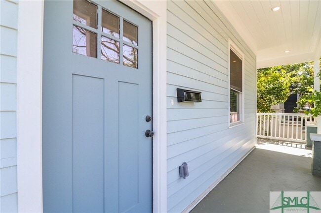 Building Photo - 826 W Victory Dr