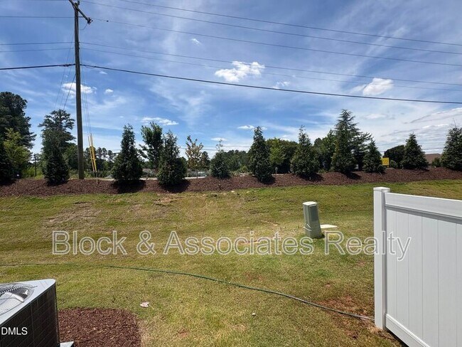 Building Photo - 2040 Oakdale Dr