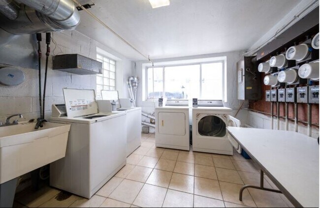 Building Photo - Fantastic 1 BR/1 BA Apartment in the Whitt...