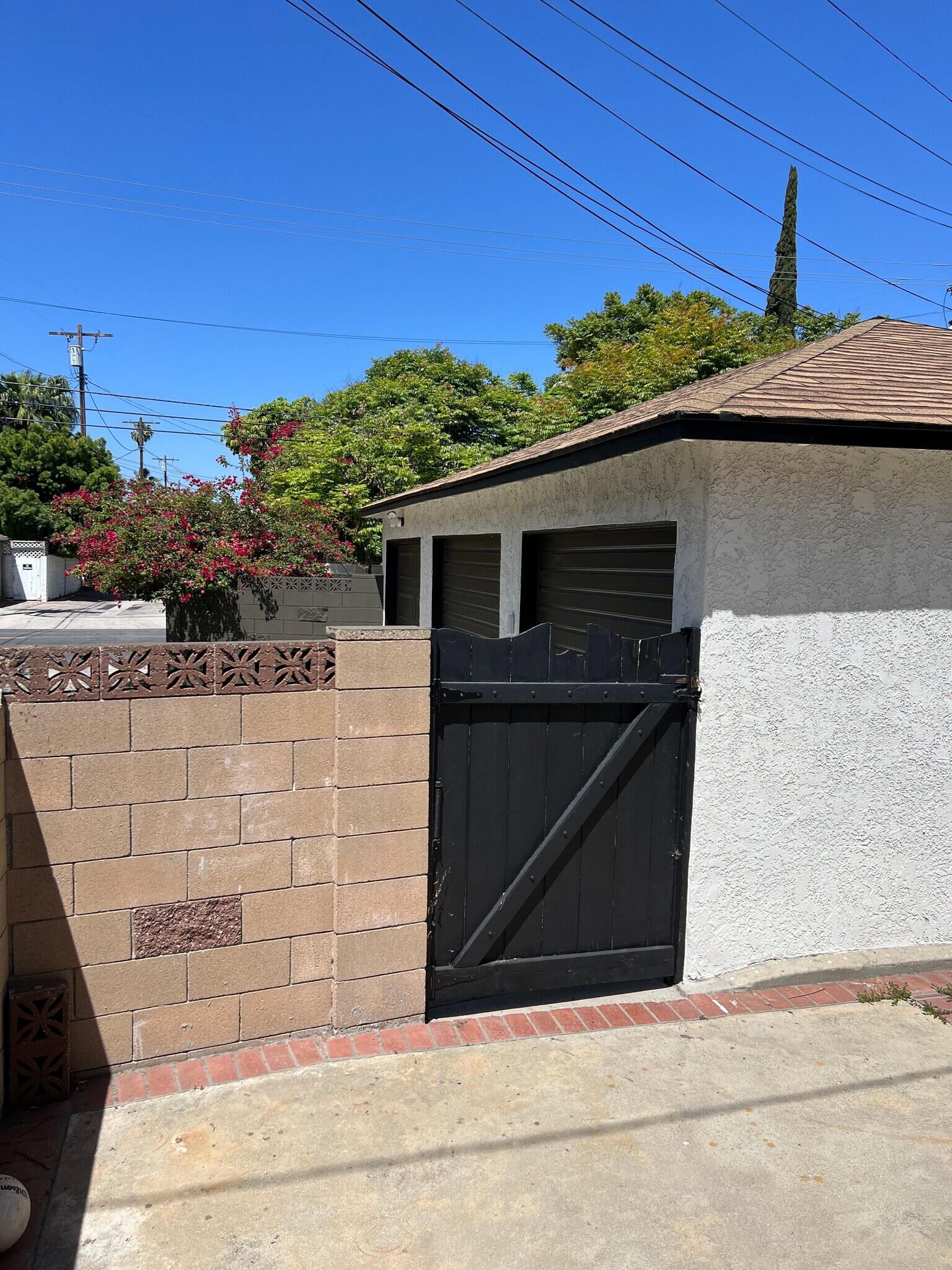 Building Photo - 12660 Oxnard St