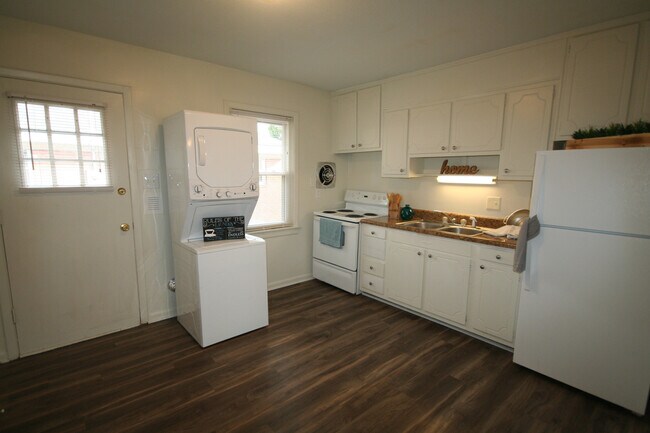 Building Photo - Renovated Apartment Near Duke West / W&D / Garden Plots