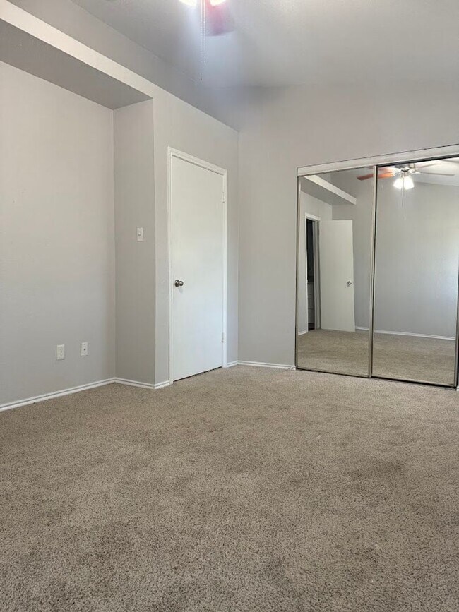 Building Photo - River Crossing 2 Bed 2 1/2 Bath - 2 Story Townhome