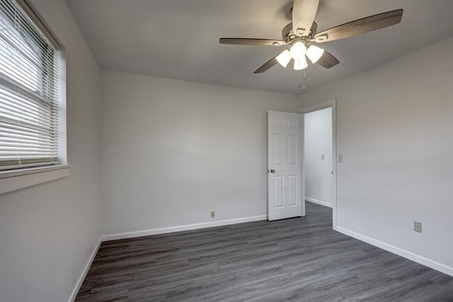 Building Photo - 2716 S Vermont Ave.