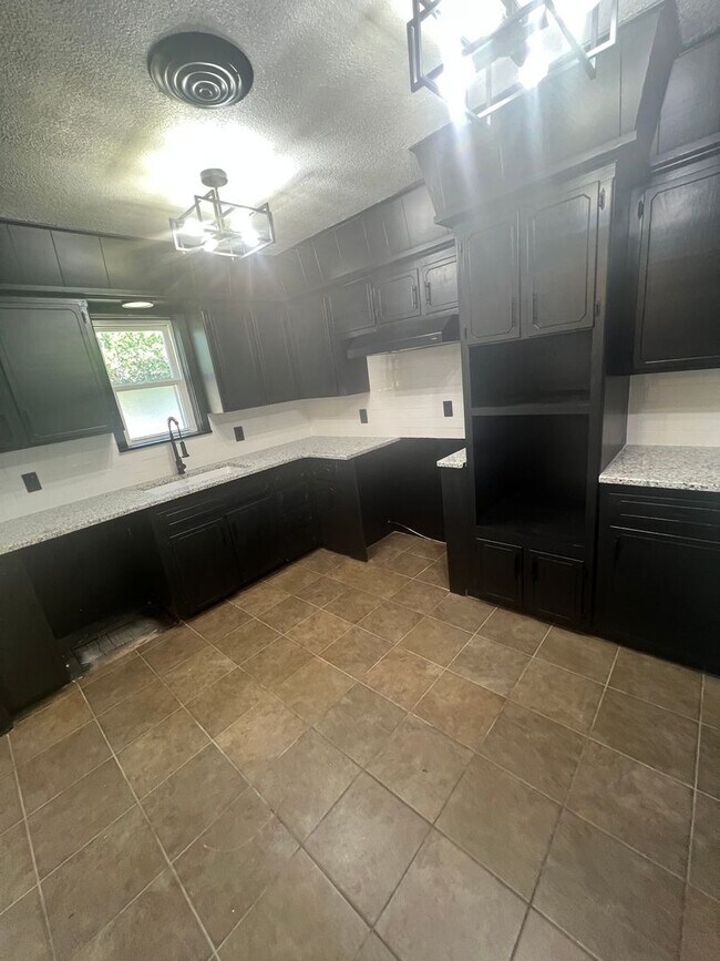 Building Photo - 4 Bed 3 bath remodeled home